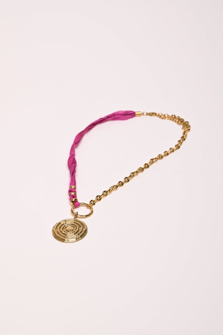 Collana catena e tessuto con pendente