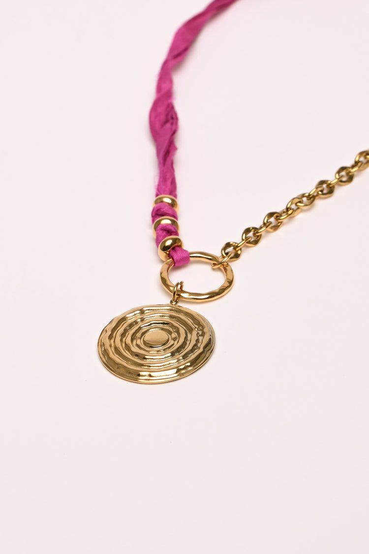 Collana catena e tessuto con pendente
