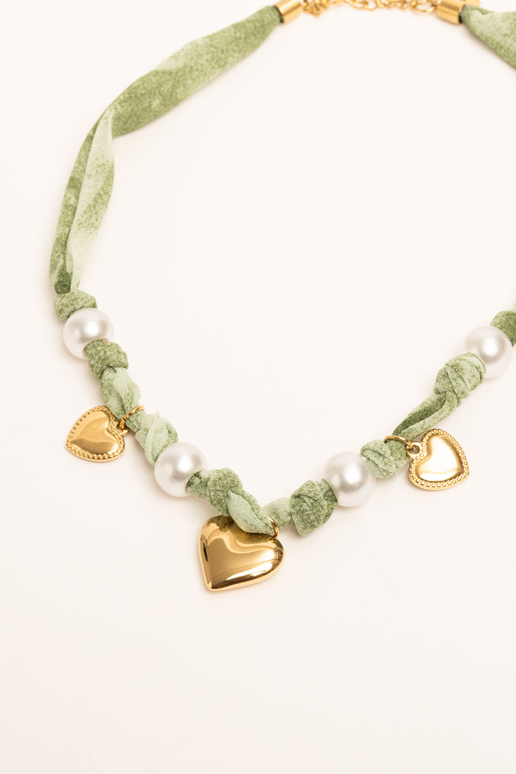 Collana con tessuto e pendenti
