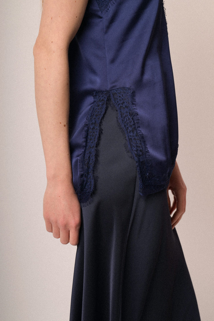 Top in raso con pizzo blu