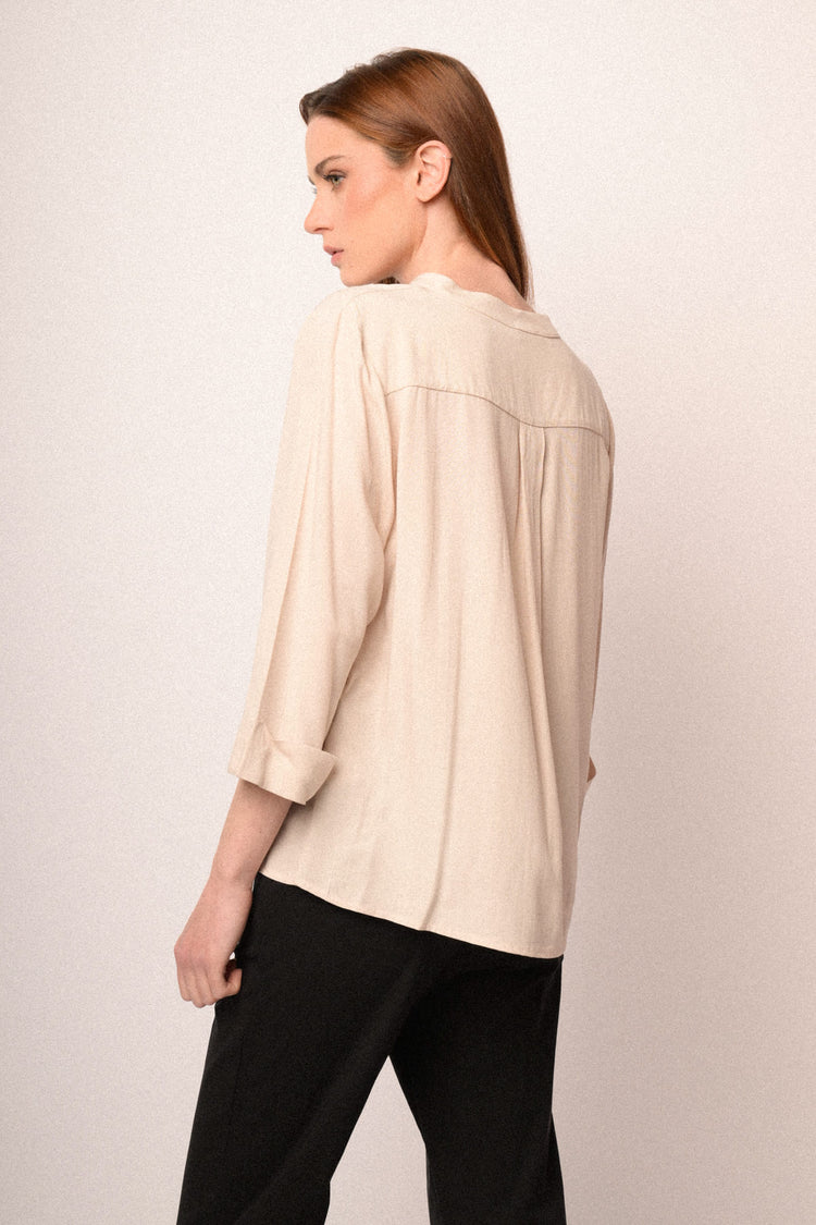Blusa in viscosa beige con scollo serafino