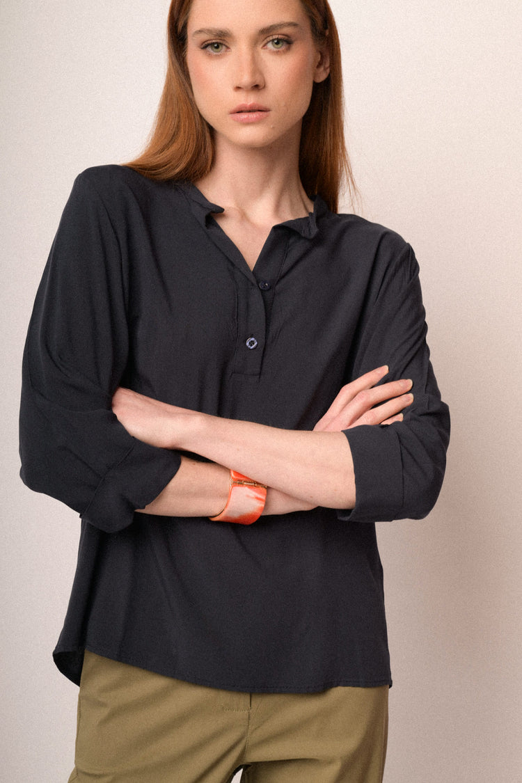 Blusa in viscosa blu con scollo serafino