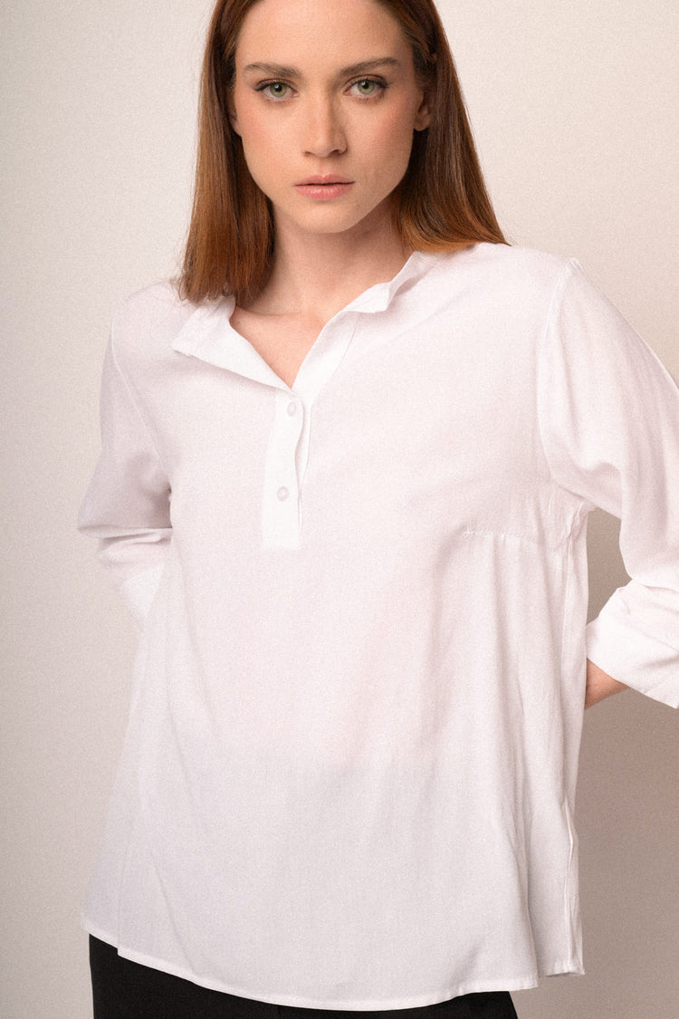 Blusa in viscosa bianca con scollo serafino