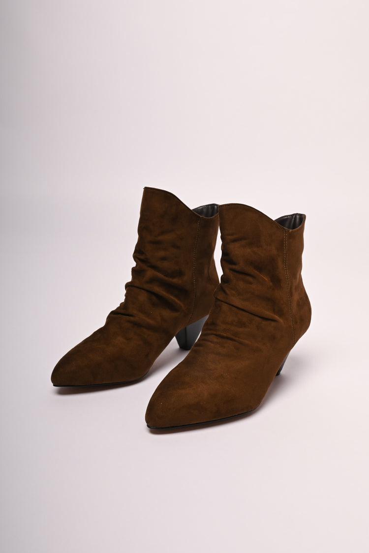 Stivaletti con pieghe e tacco a cono