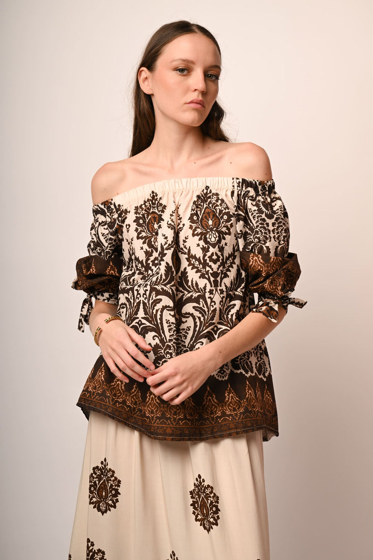 Blusa a stampa etnica con spalle scoperte