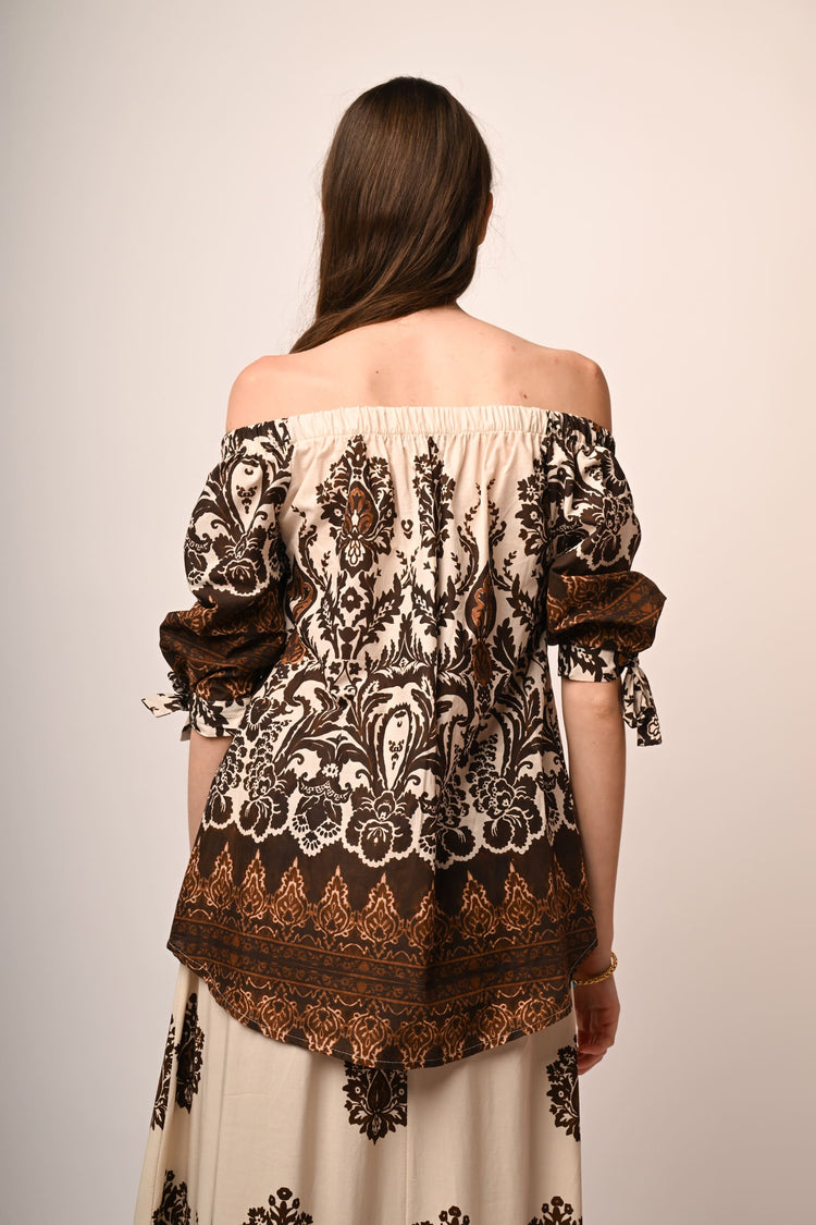 Blusa a stampa etnica con spalle scoperte