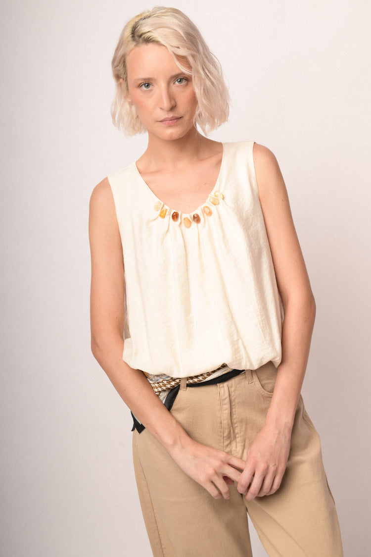 Top con scollo pietre