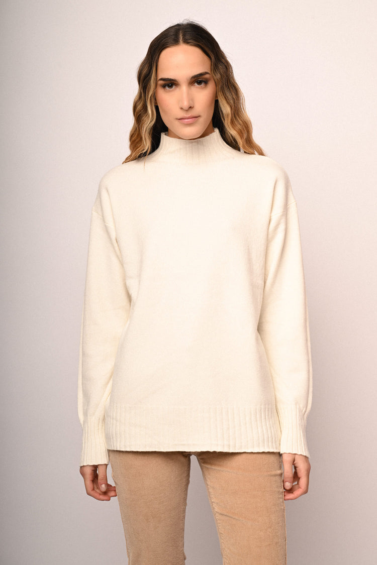 Pull oversize con collo a lupetto