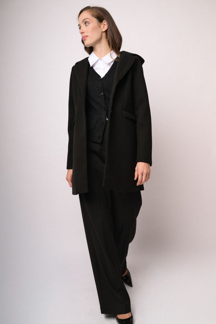 Cappotto nero con cappuccio