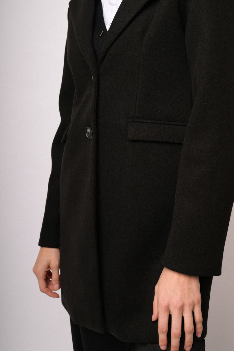 Cappotto nero con cappuccio