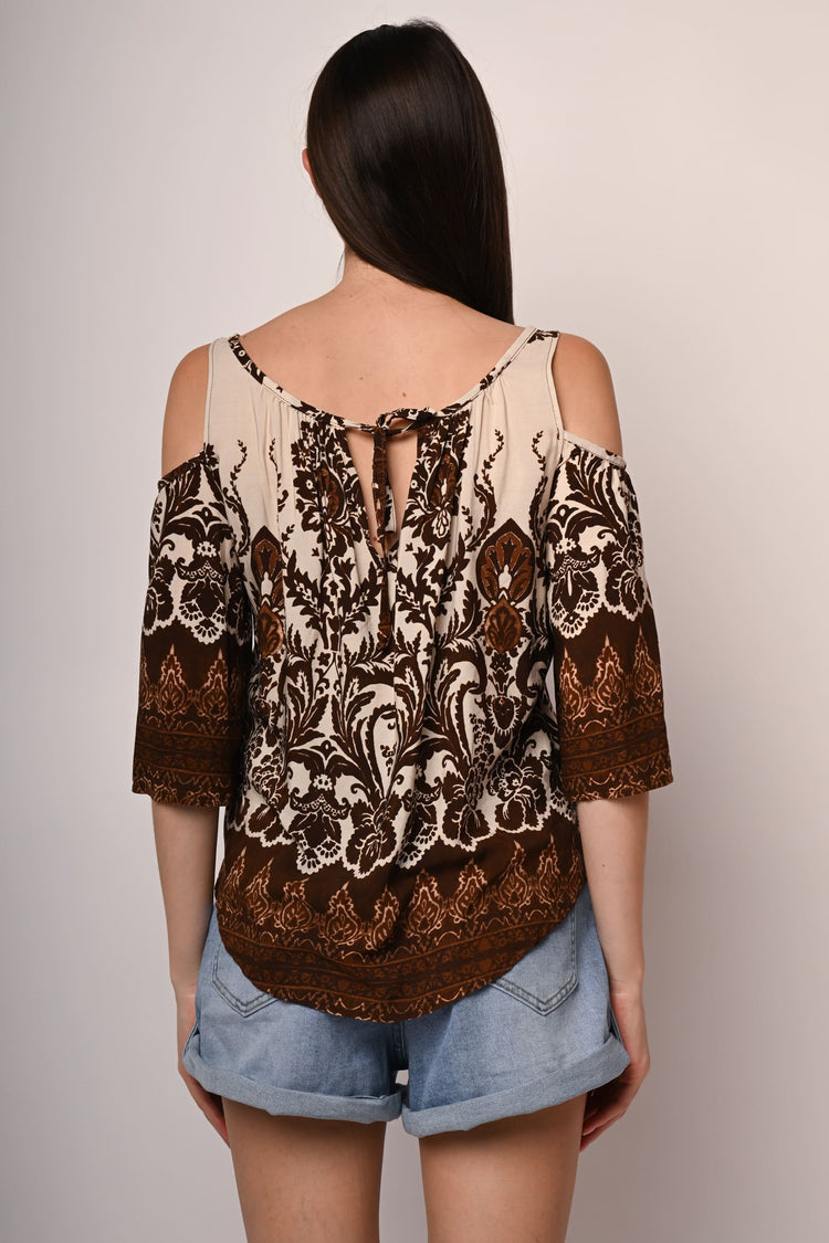 Top a stampa etnica con cut-outs