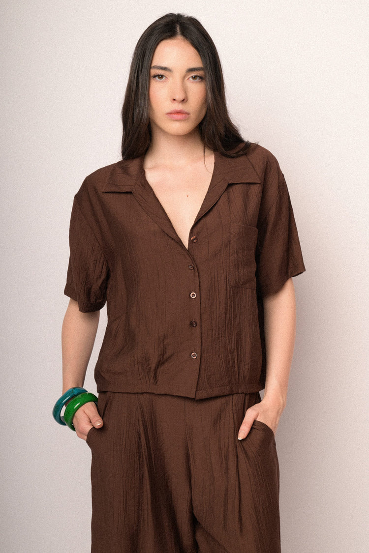 Camicia crop in viscosa stropicciata cioccolato