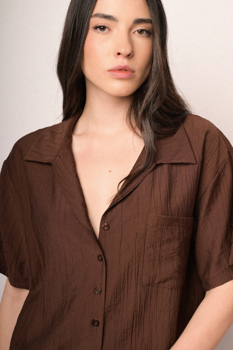 Camicia crop in viscosa stropicciata cioccolato