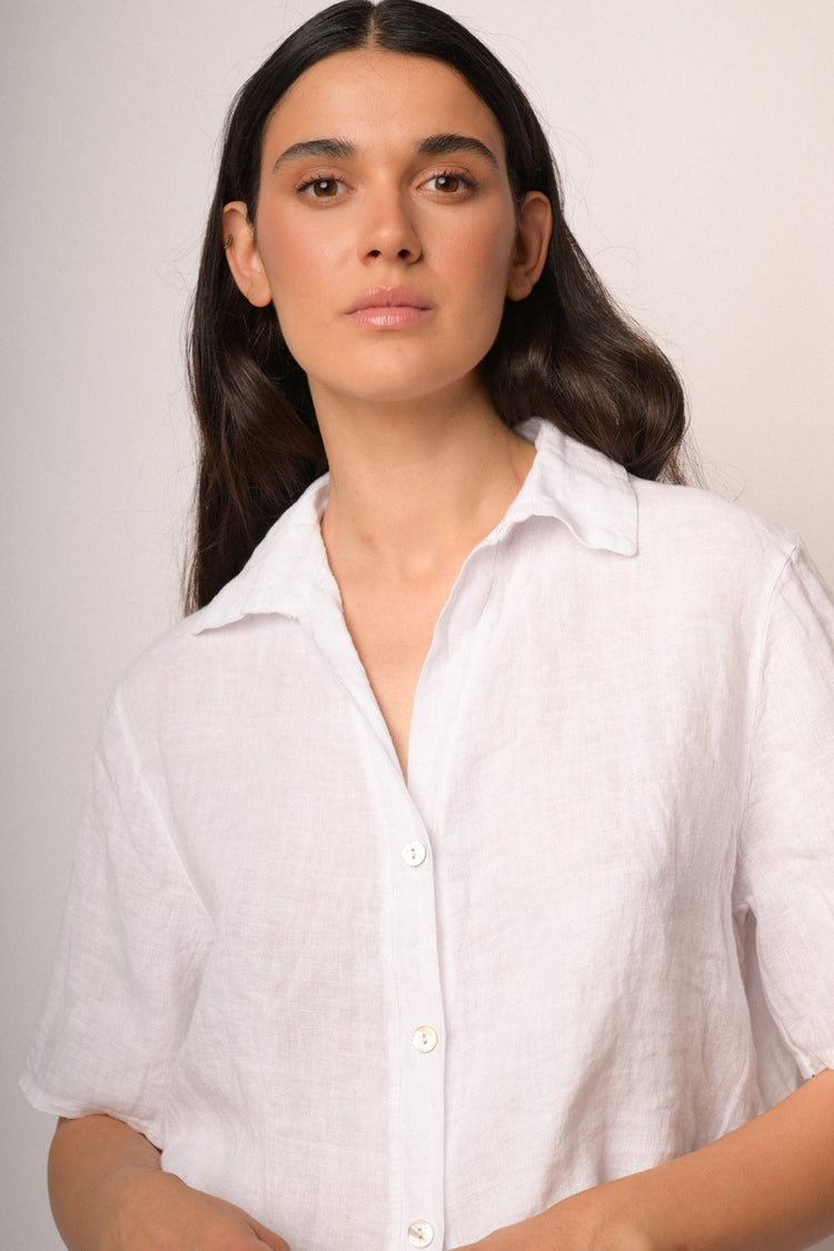 Camicia cropped in lino bianca
