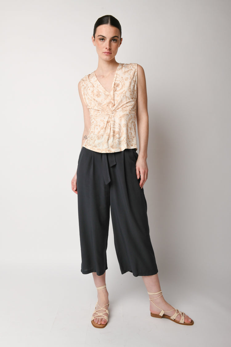 Pantaloni crop con cintura