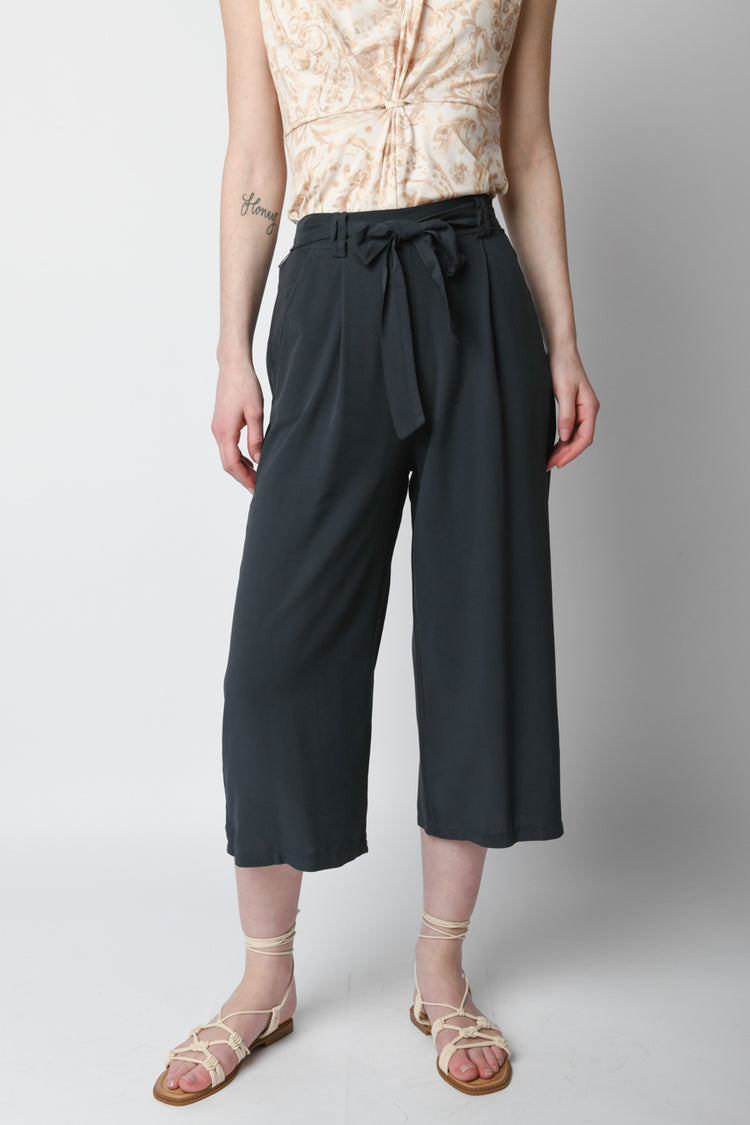 Pantaloni crop con cintura