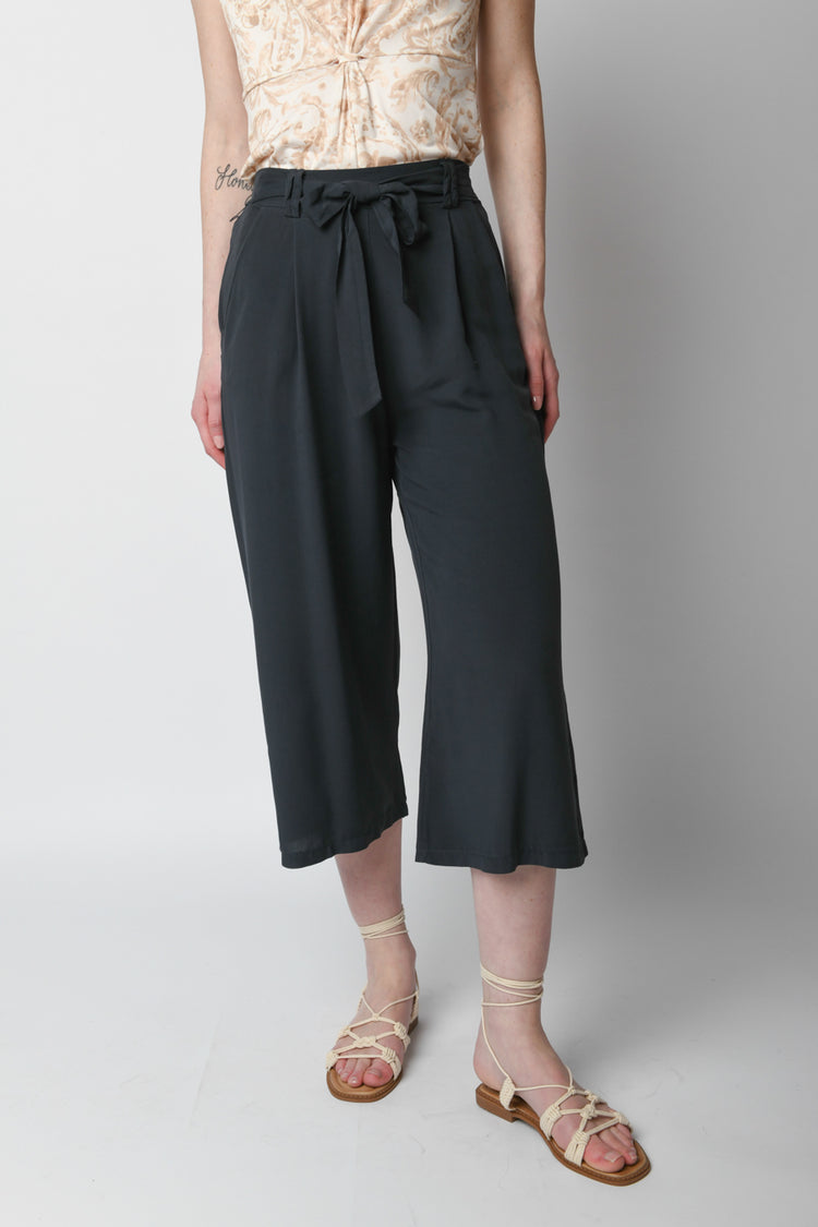 Pantaloni crop con cintura