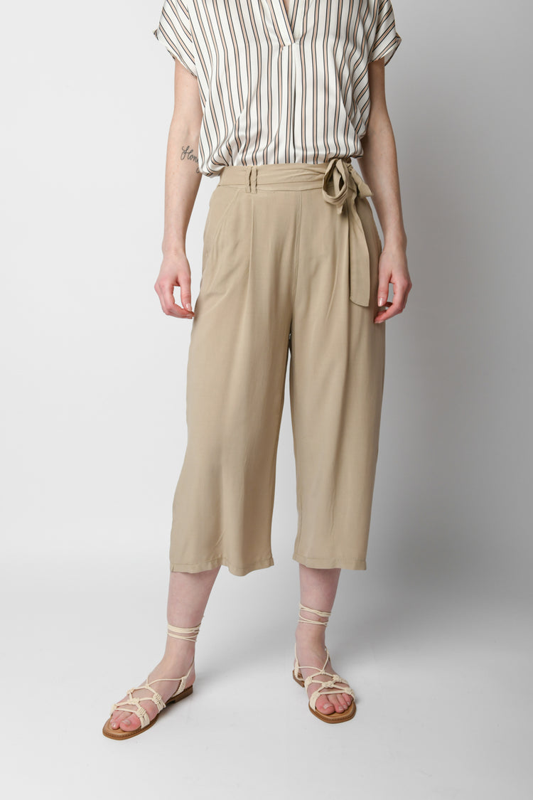 Pantaloni crop con cintura