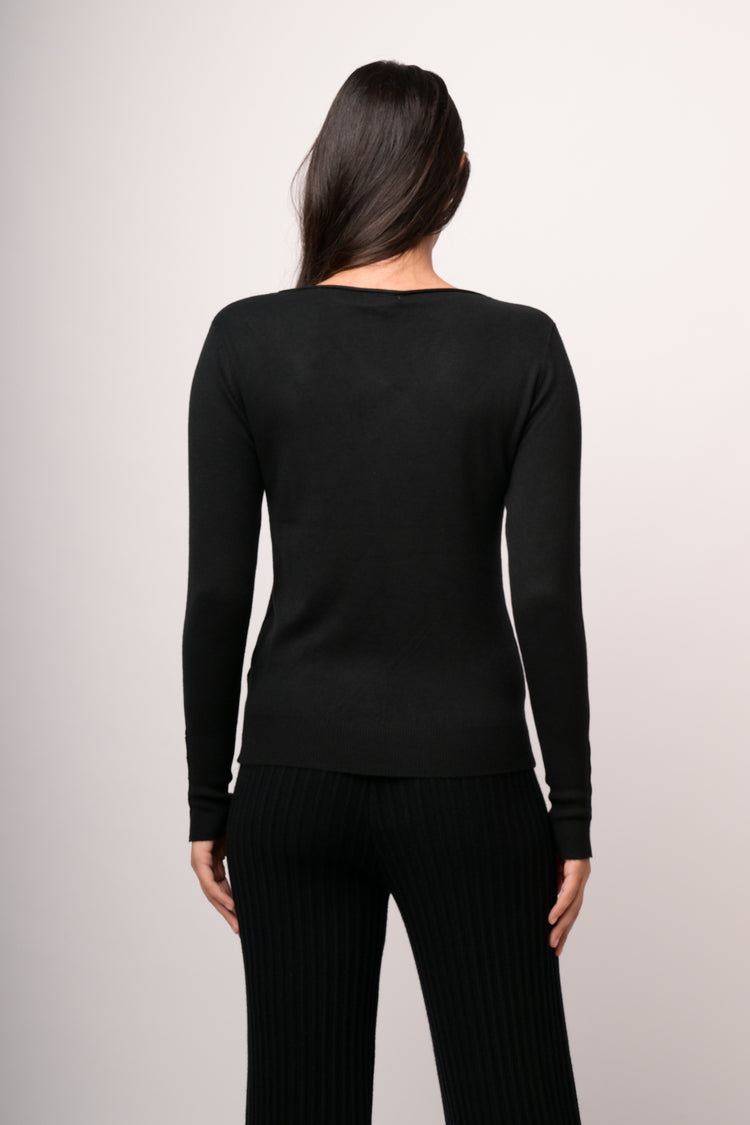 Pull basic girocollo nero con bottoni dorati