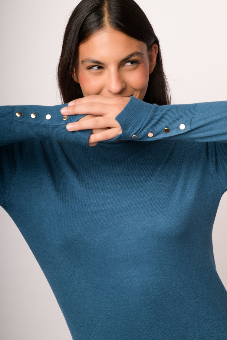Pull basic girocollo blu petrolio con bottoni dorati