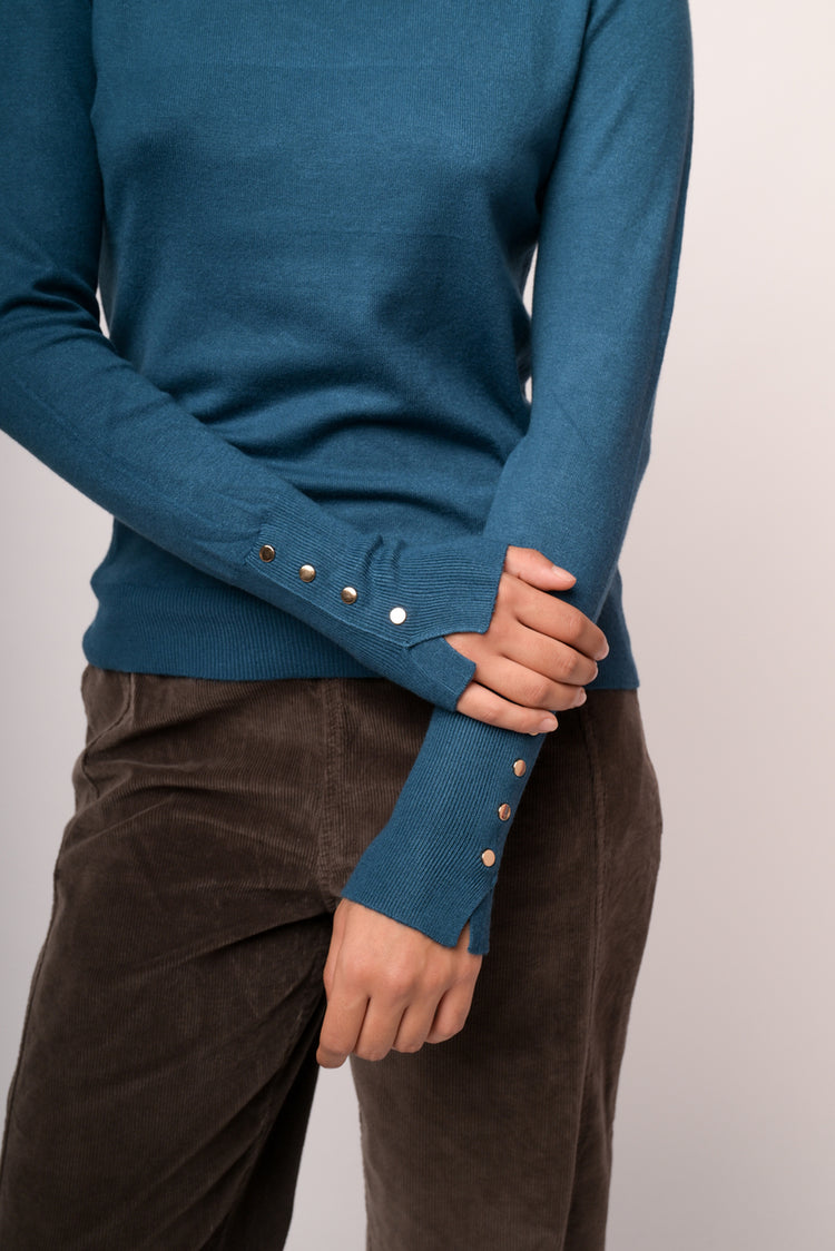 Pull basic girocollo blu petrolio con bottoni dorati