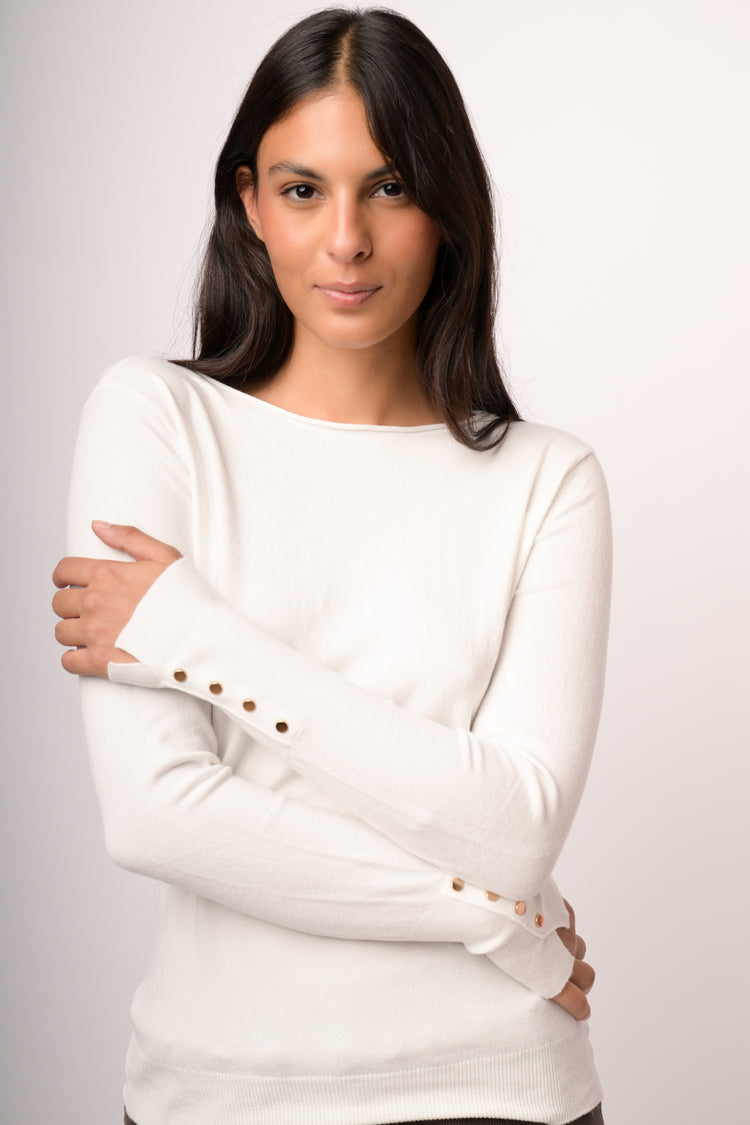 Pull basic girocollo avorio con bottoni dorati