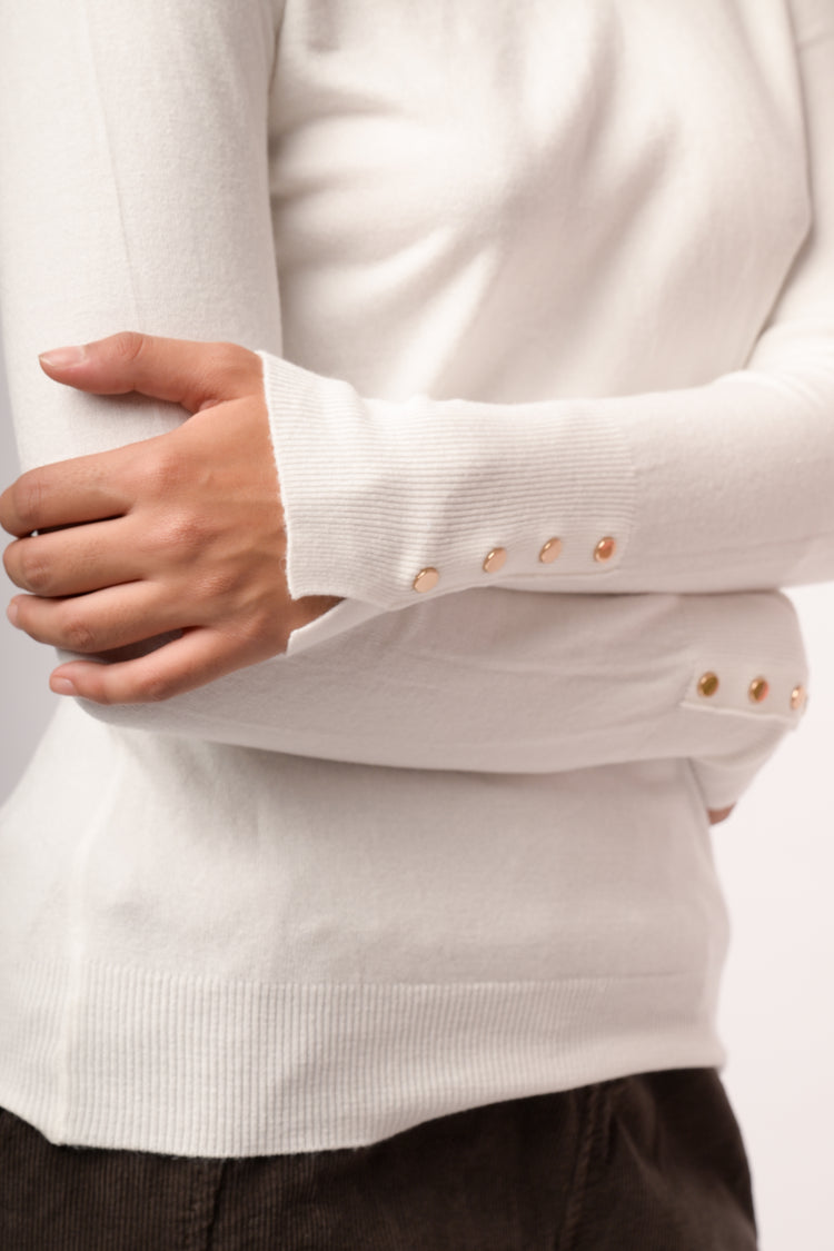 Pull basic girocollo avorio con bottoni dorati