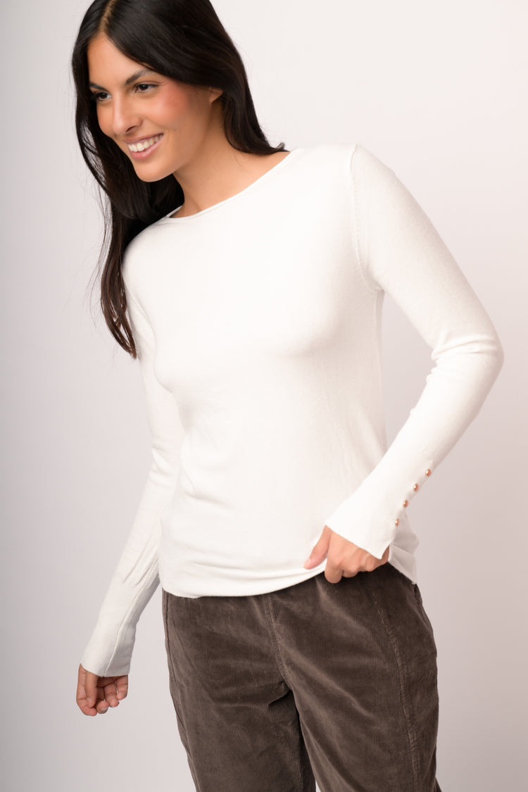 Pull basic girocollo avorio con bottoni dorati