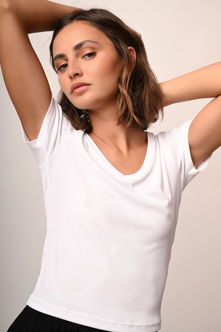 T-shirt con scollo a V a costine