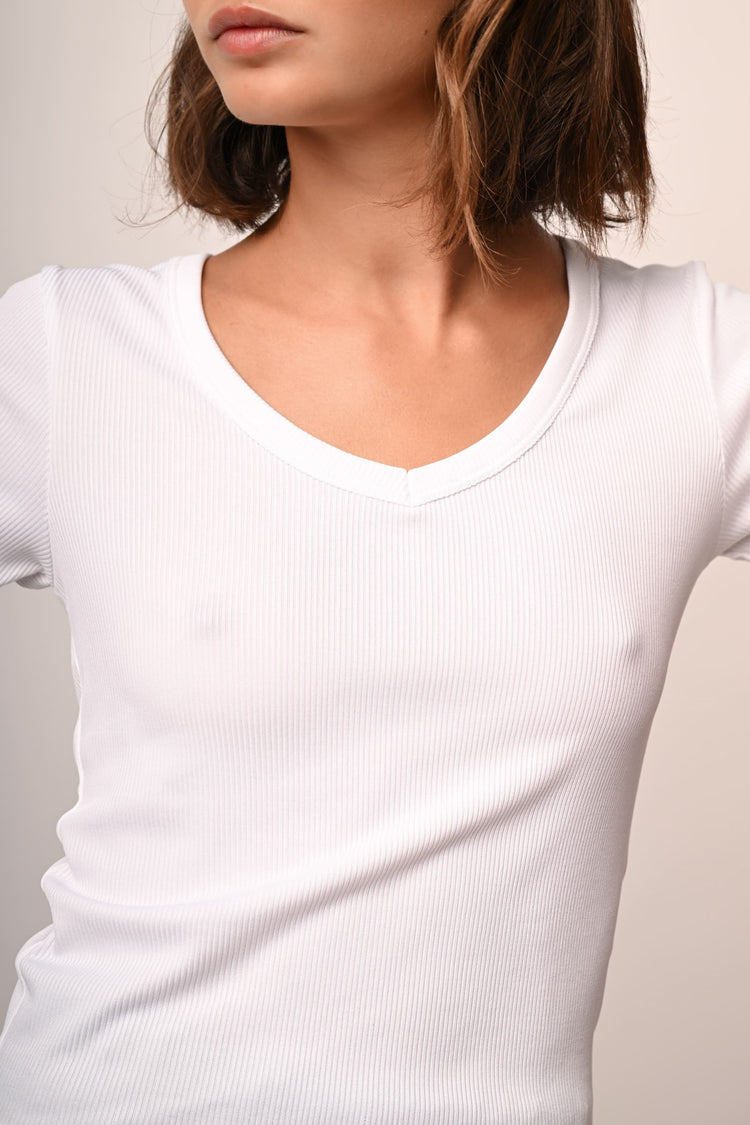 T-shirt con scollo a V a costine