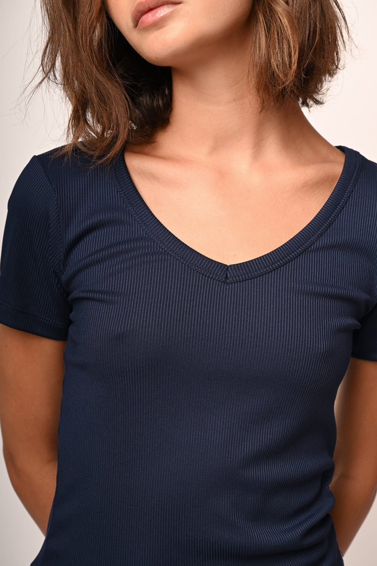 T-shirt con scollo a V a costine