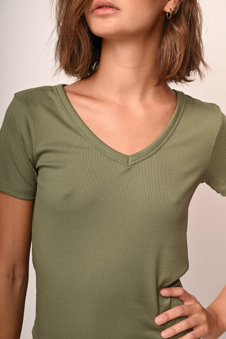 T-shirt con scollo a V a costine