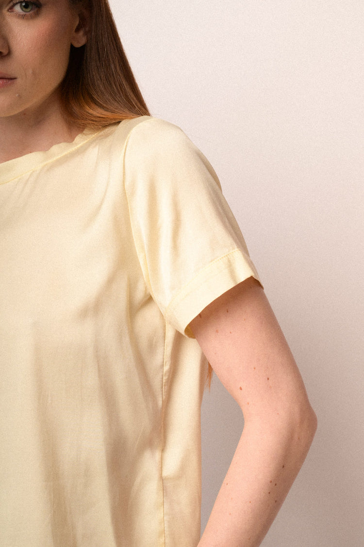 T-shirt in raso di viscosa giallo burro