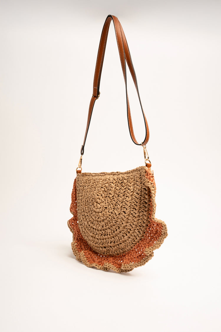 Borsa a mezzaluna in paglia beige con volant