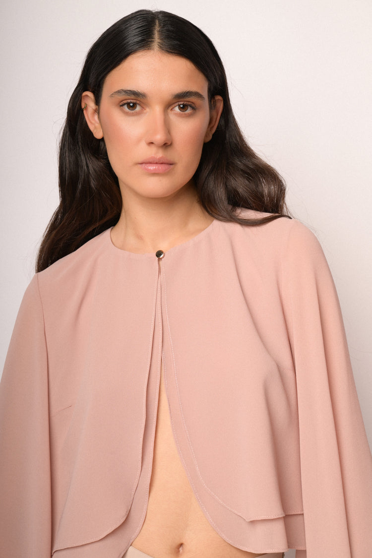 Bolero rosa con bottone e maniche a mantella