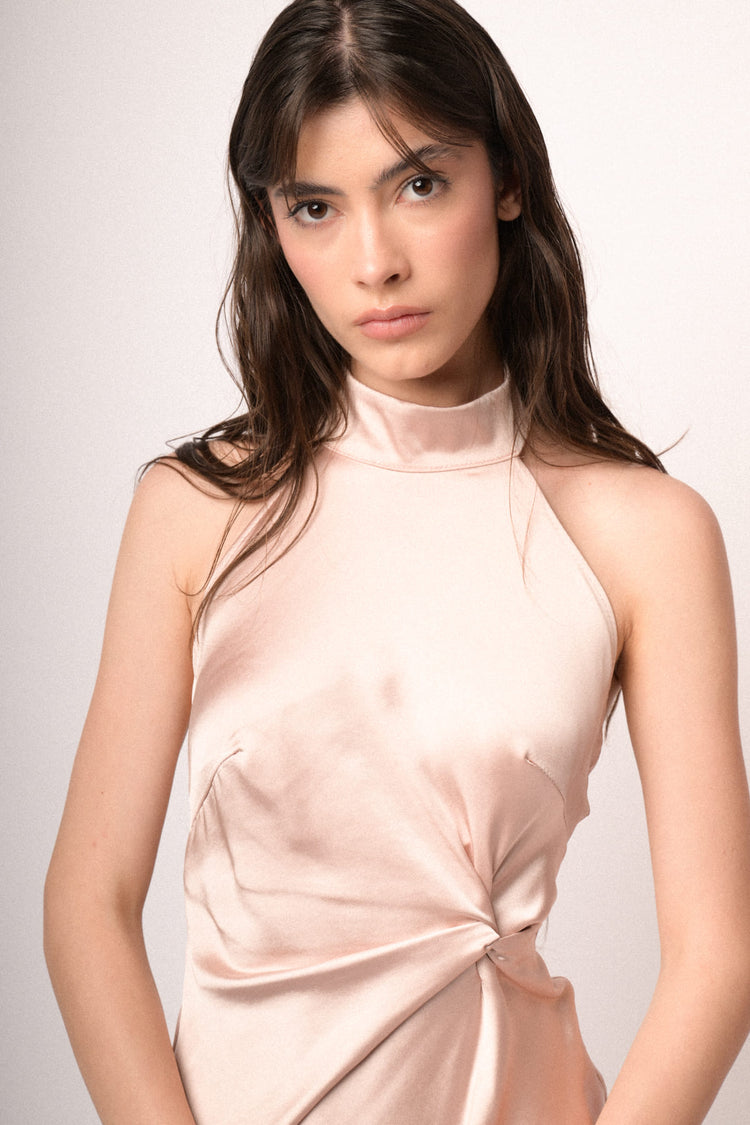 Abito lungo halter in raso cipria con catenella-gioiello