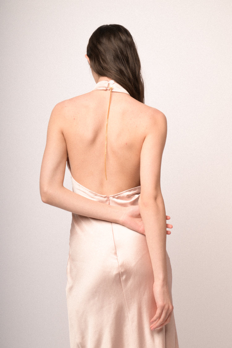 Abito lungo halter in raso cipria con catenella-gioiello