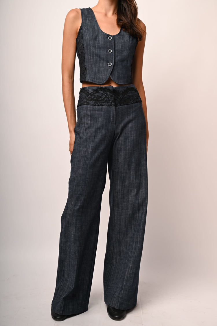 Pantaloni effetto denim con decorazioni in pizzo
