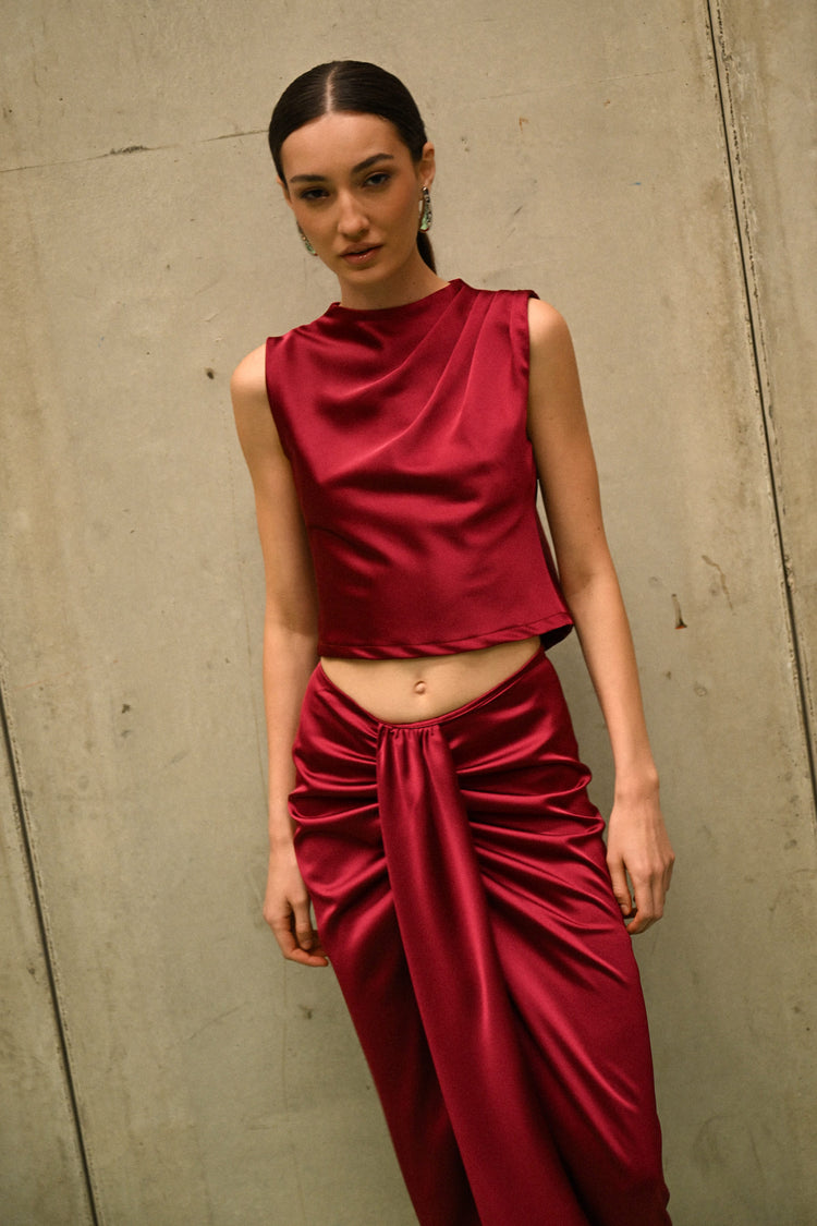 Top in raso con cut-out sul retro