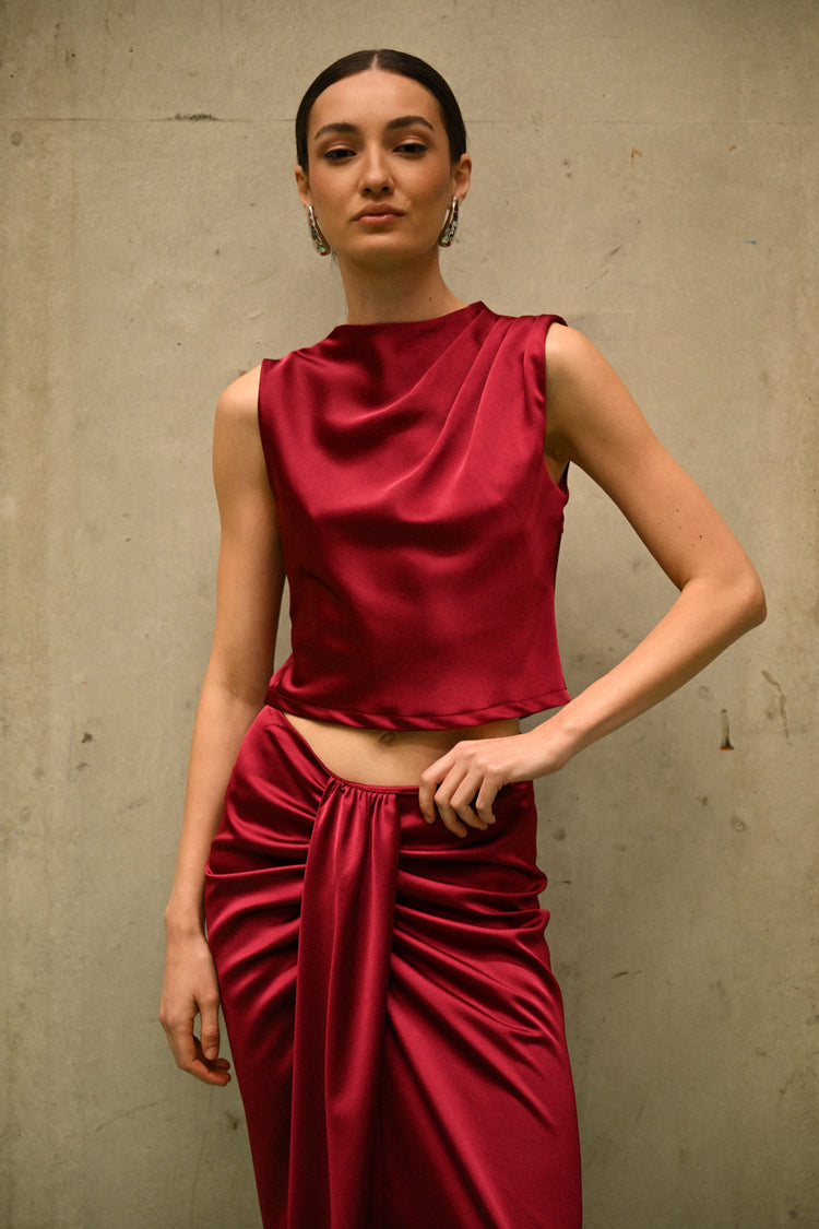 Top in raso con cut-out sul retro