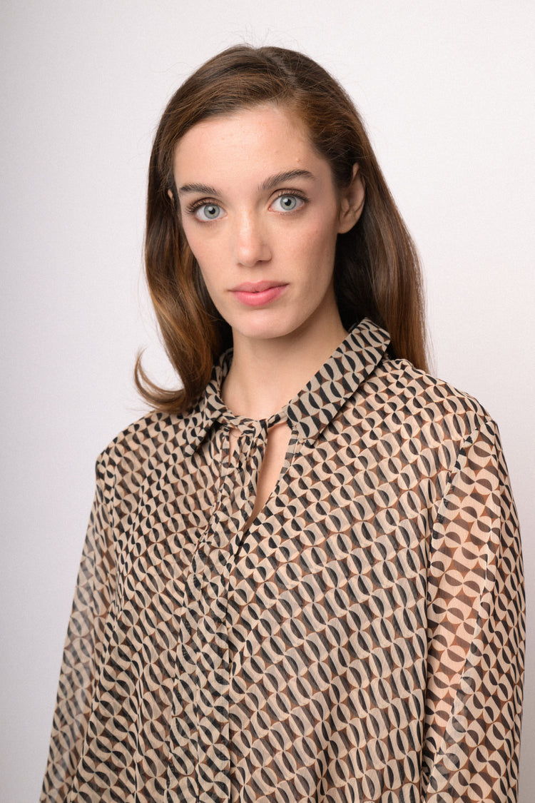 Casacca asimmetrica con motivo geometrico beige e nero