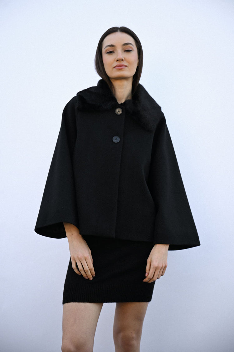 Cappotto corto con colletto in faux fur