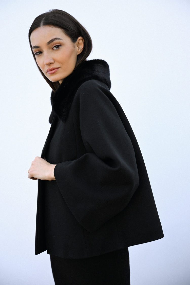 Cappotto corto con colletto in faux fur