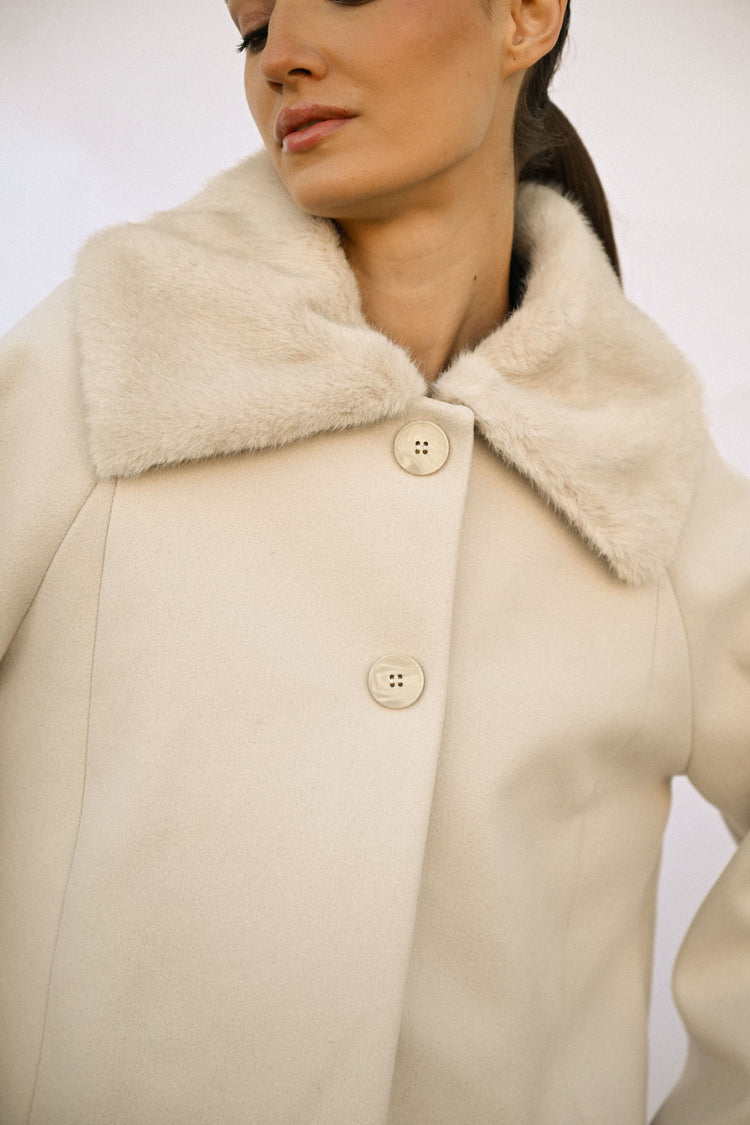 Cappotto corto con colletto in faux fur