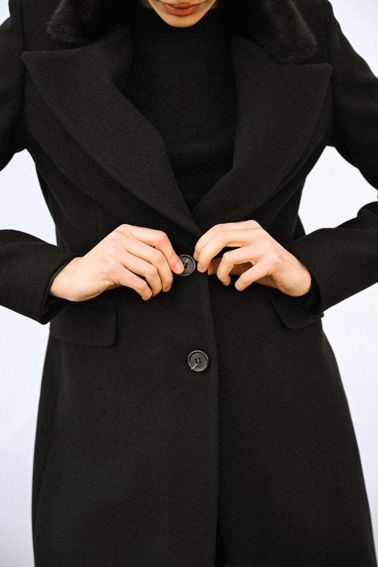 Cappotto monopetto con collo in faux fur