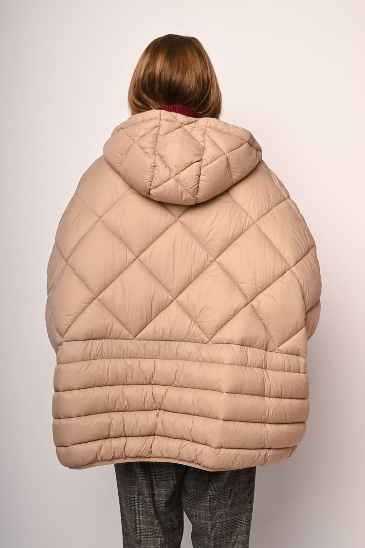 Piumino oversize a cappa