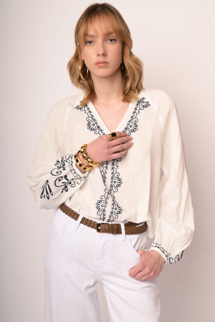 Blusa bianca in cotone e viscosa con ricami neri