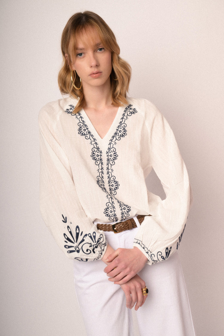Blusa bianca in cotone e viscosa con ricami neri