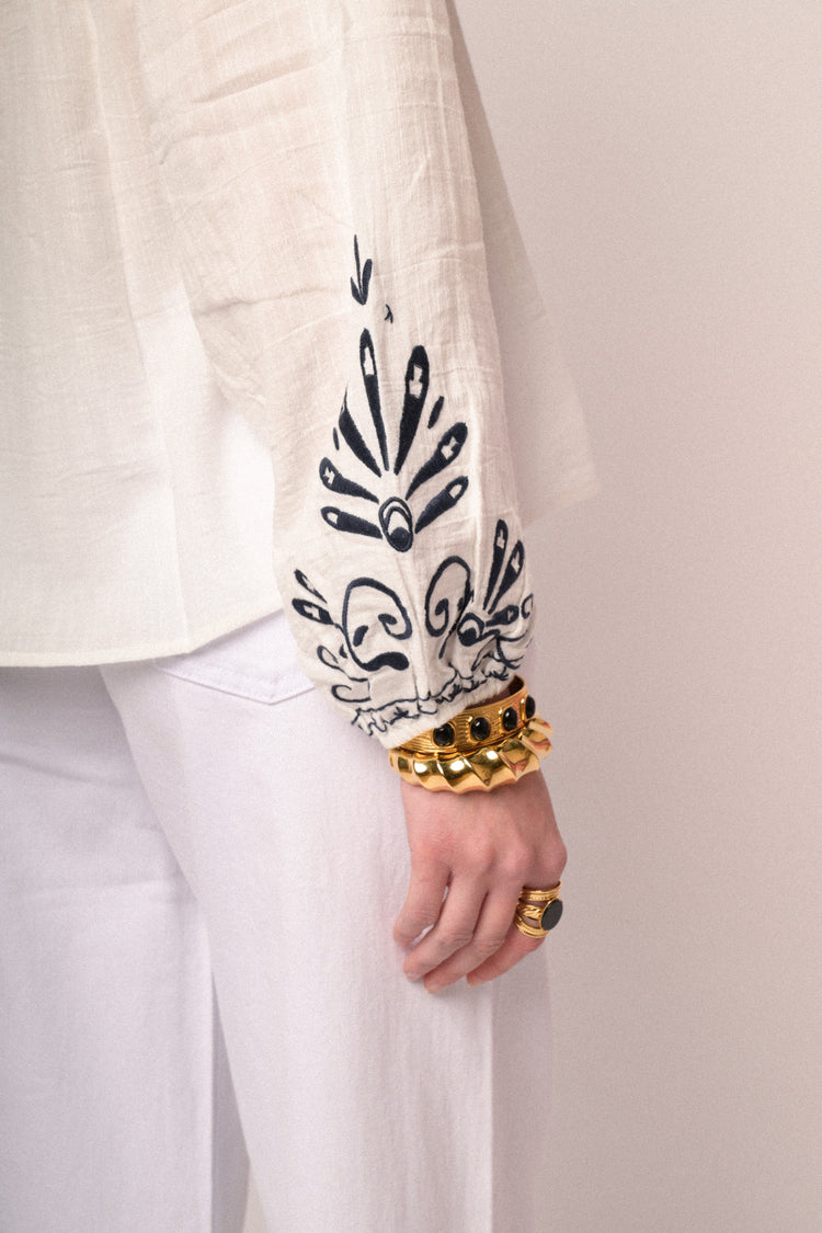 Blusa bianca in cotone e viscosa con ricami neri