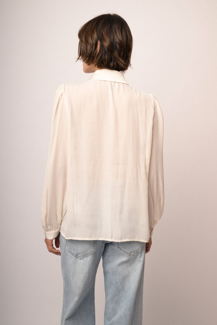 Camicia con cravatta lucida